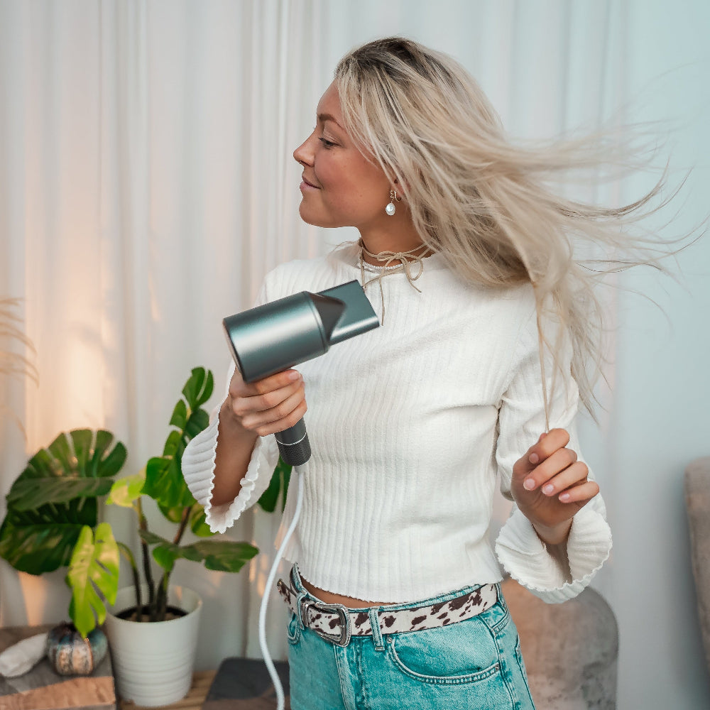AirCare Pro – Ionic hair dryer for gentle and fast drying