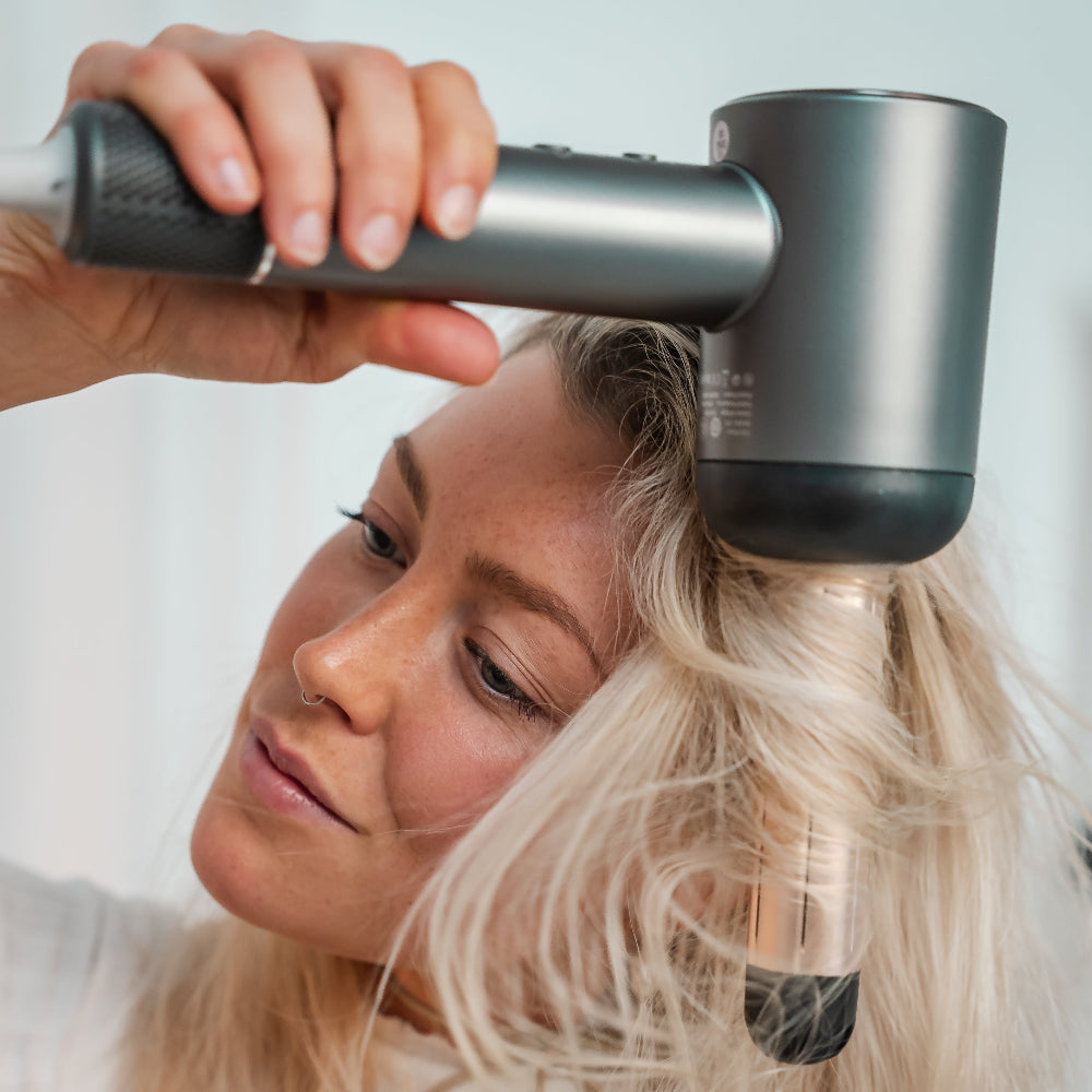 AirCare Pro – Ionic hair dryer for gentle and fast drying