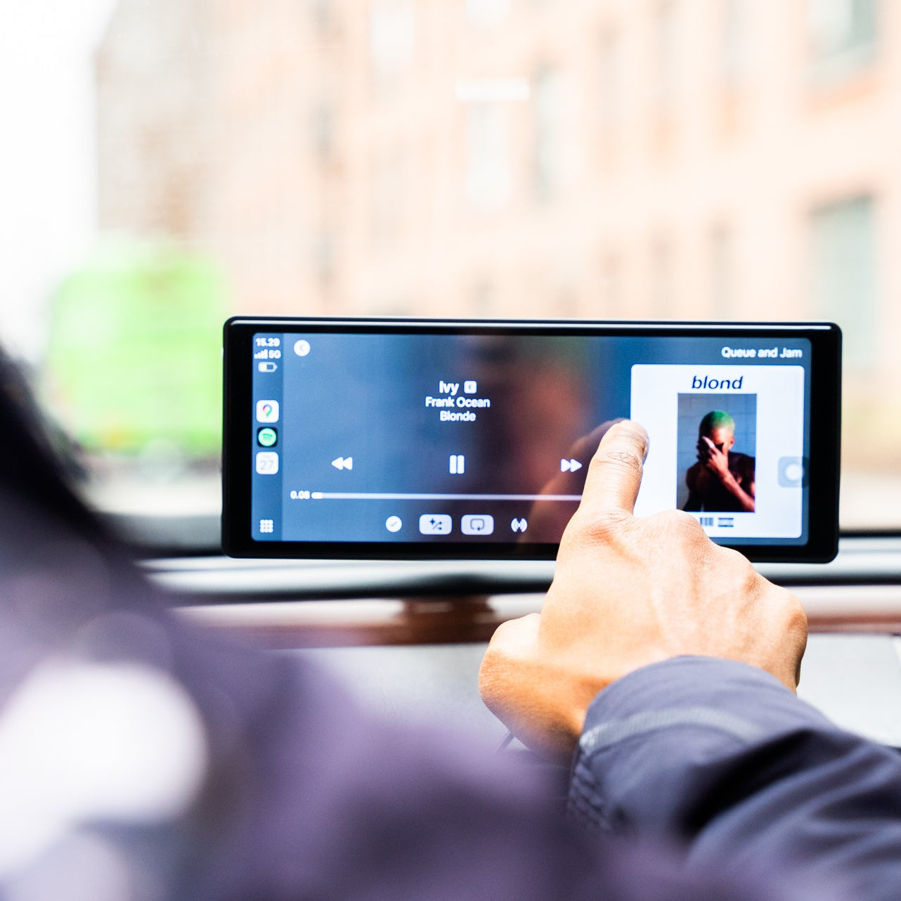 Visual Smart Drive – 10.26" screen with built-in dashcam, rearview camera and CarPlay